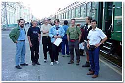 Une équipe de scientifiques à la gare d'Irkoutsk